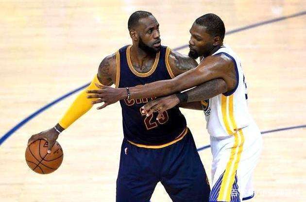 0-1！英意豪门欧冠巅峰对决：7亿战舰连伤两员大将 88分钟惨遭绝杀（0-1！欧冠英意豪门对撞：7亿豪阵连折两员大将，第88分钟遭绝杀）