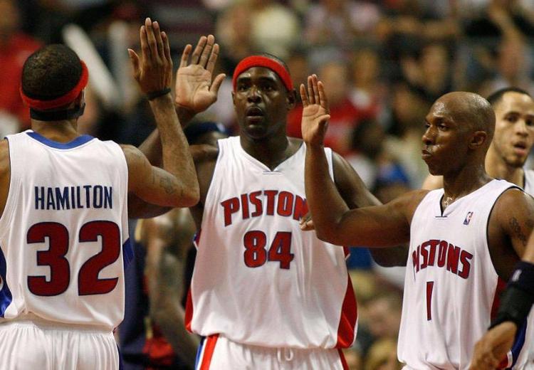 英超-曼联4-4伯恩茅斯，塔韦尼耶B费任意球对轰，曼联三度领先均被扳平（英超：曼联4-4平伯恩茅斯，塔韦尼耶与B费任意球互飙，三度领先皆被追平）