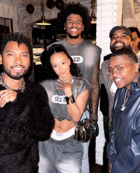 库里发布圣诞庆祝短片，穿的还是UA鞋（库里晒圣诞庆祝视频，脚上仍是UA战靴）