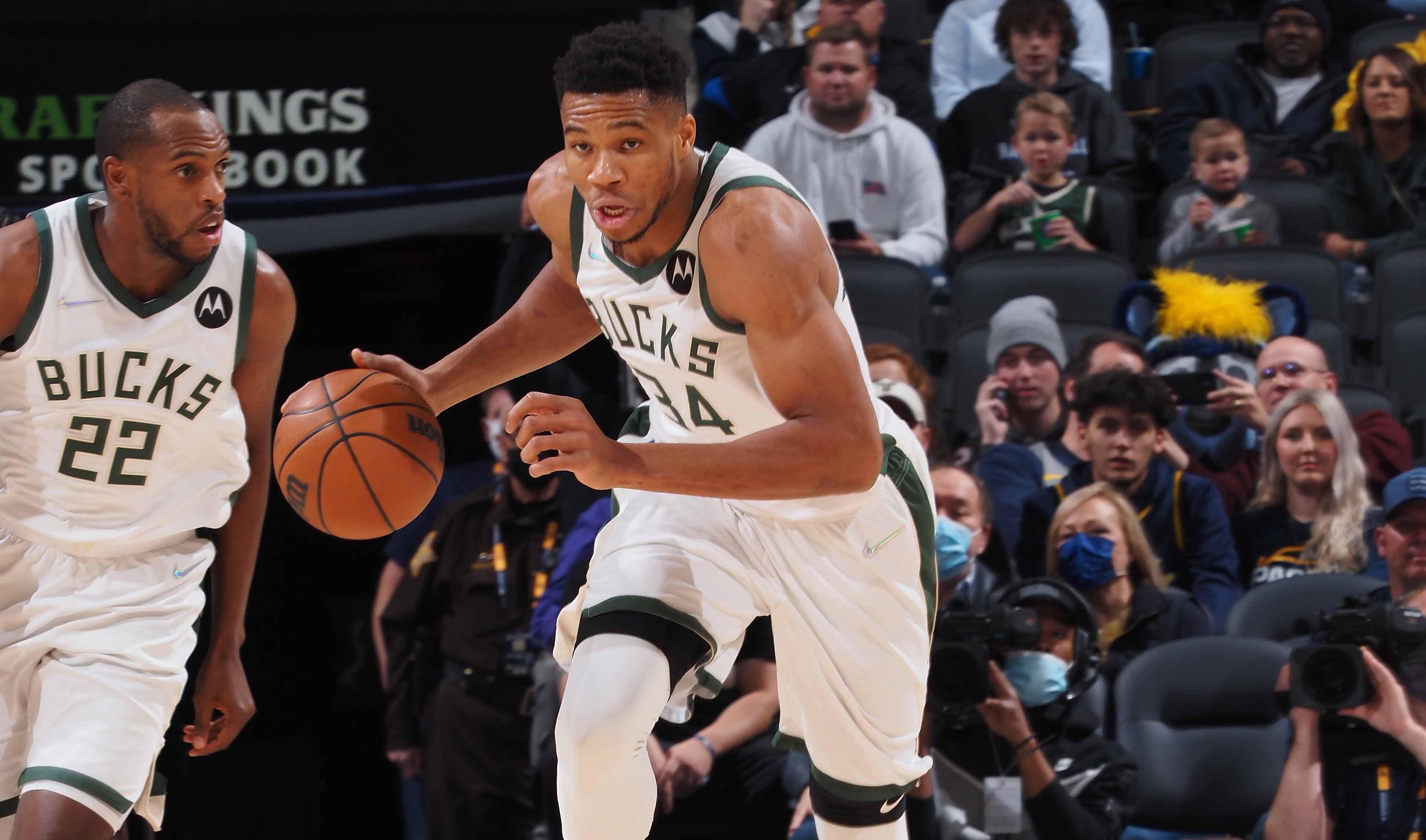 腿软！男子在1800米高空踢球：球场无护栏 致敬C罗 最后跳伞降落（惊心动魄！男子在海拔1800米无护栏球场踢球致敬C罗，最终跳伞落地）