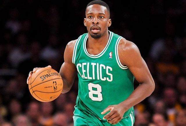 詹姆斯关键得分锁定胜局（詹姆斯致命一击奠定胜局）