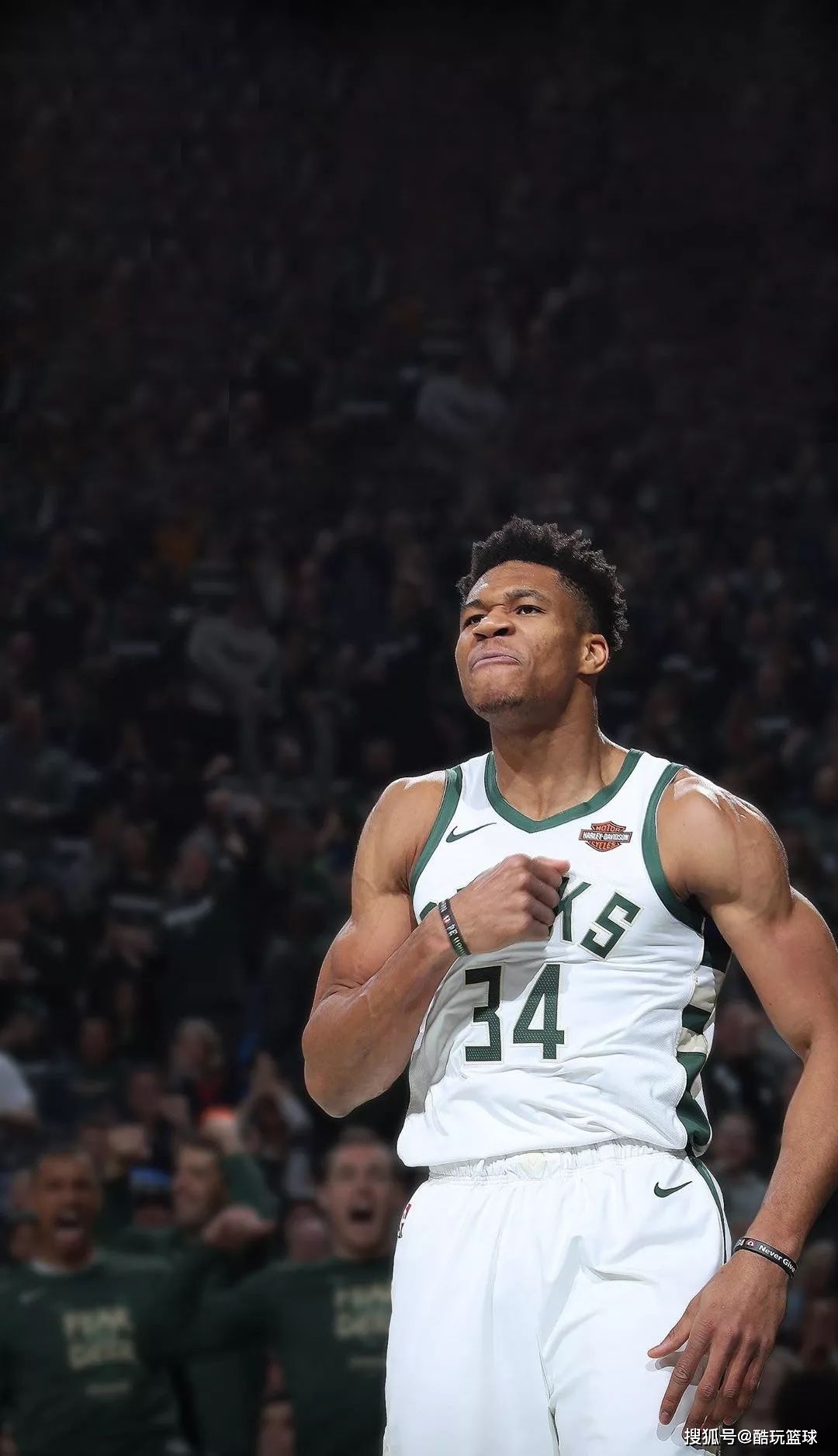 太开心了，马斯切拉诺赛后发布会上遭球员们啤酒浴“突袭”（赛后发布会大欢乐：球员突袭为马斯切拉诺献上啤酒浴）