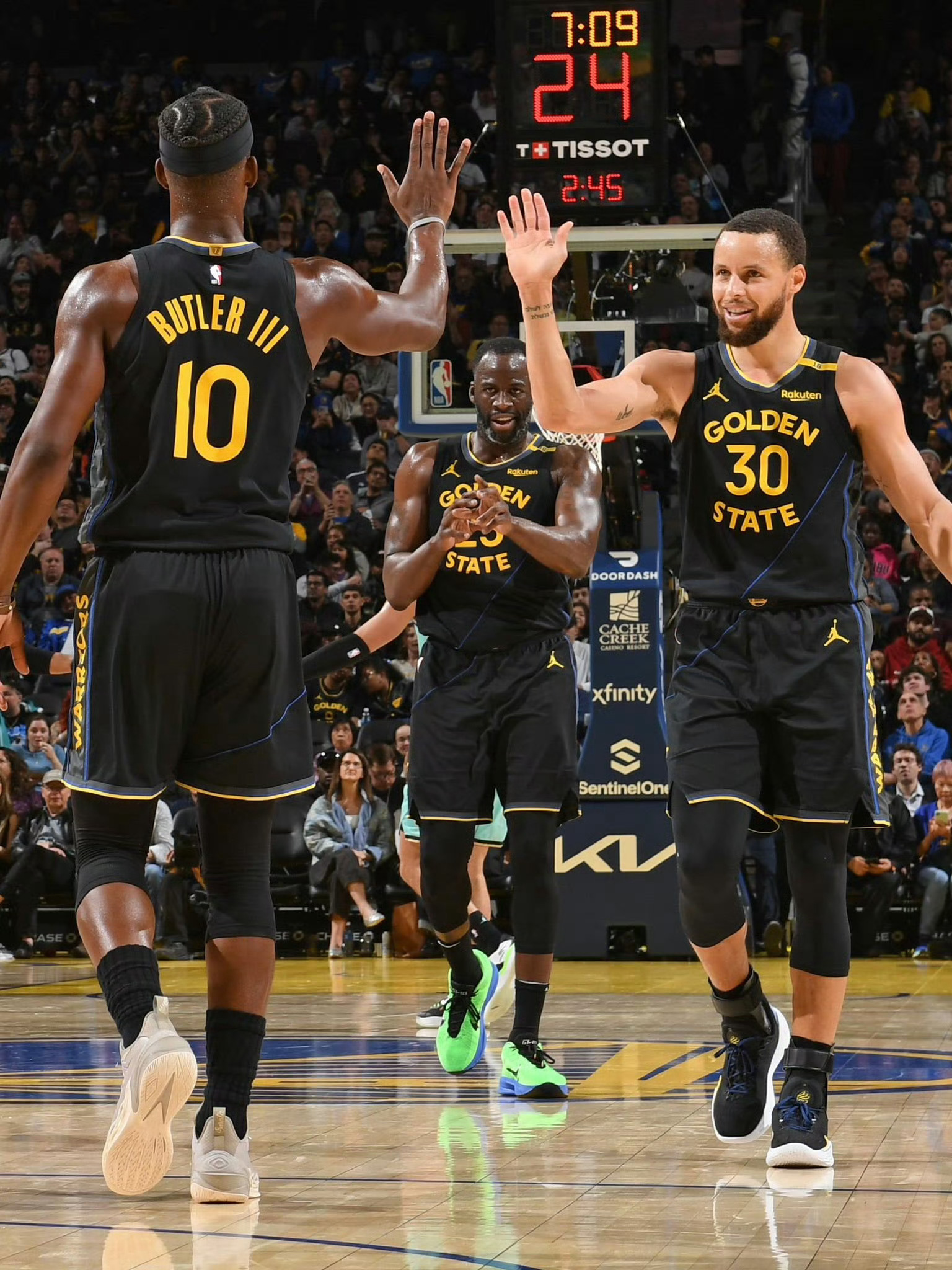 姆巴佩妙传卡马文加破门！皇马客场2-0领先毕巴，中场前关键进球打懵对手（半场前关键一击！姆巴佩送妙传卡马文加破门，皇马客场2-0领先毕尔巴鄂）