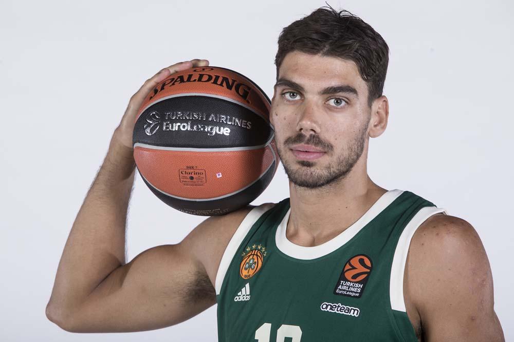 老詹40周岁343天，仍能主宰比赛，中远投连拿10分诠释何为技术（40岁343天的詹姆斯依旧掌控赛场，中远投连得10分尽显精湛技艺）