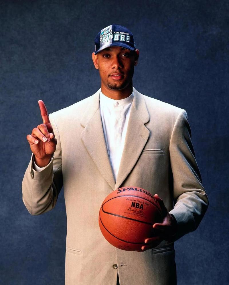 球员受伤倒地，全队围上去（球员倒地受伤，全队纷纷围拢）