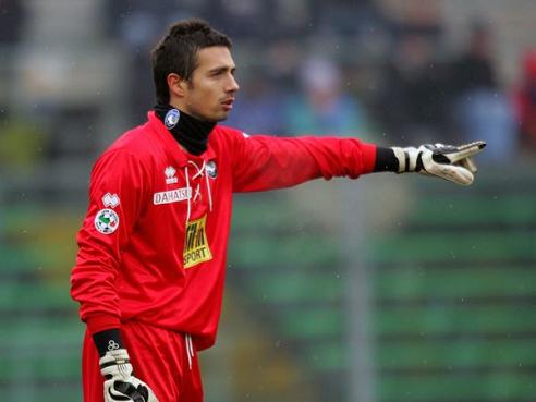 英超-阿森纳1-0客胜埃弗顿稳坐积分榜首，约克雷斯一锤定音（英超-阿森纳客场1-0击败埃弗顿继续领跑，约克雷斯打入制胜球）