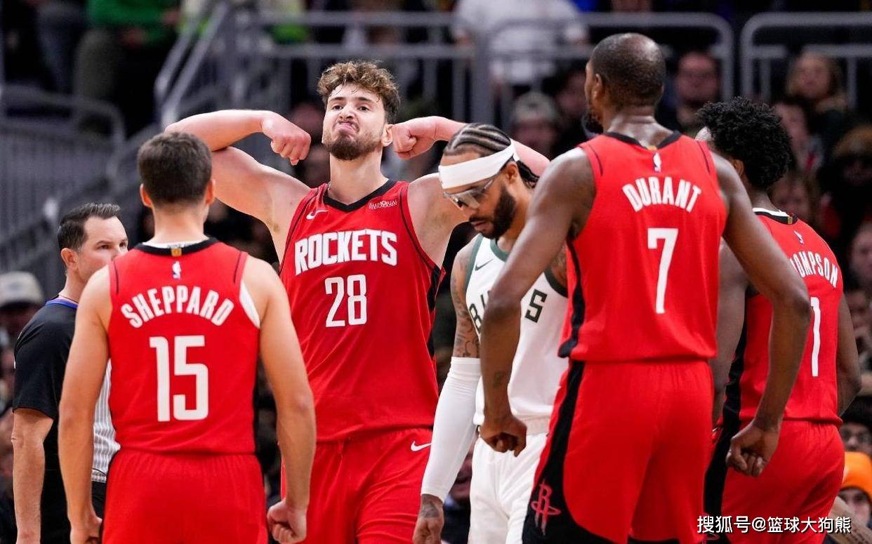 动作有点大！珀塞尔拉拽张力升 被吹违体犯规（动作过猛！珀塞尔拉拽致场上火药味升级，遭判违体犯规）