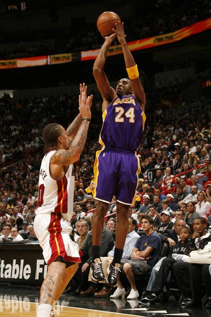 孤立无援？伊萨克上半场仅触球11次传球4次，没有射门（伊萨克上半场受限：仅11次触球、4次传球，零射门）