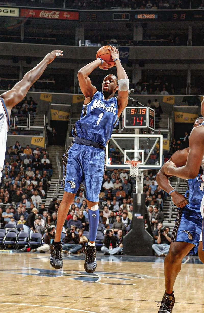 悲喜夜：拜仁造5-0惨案，阿森纳18场不败终结，保级队绝平利物浦（冰火之夜：拜仁5-0横扫，阿森纳18场不败告终，保级队绝平利物浦）