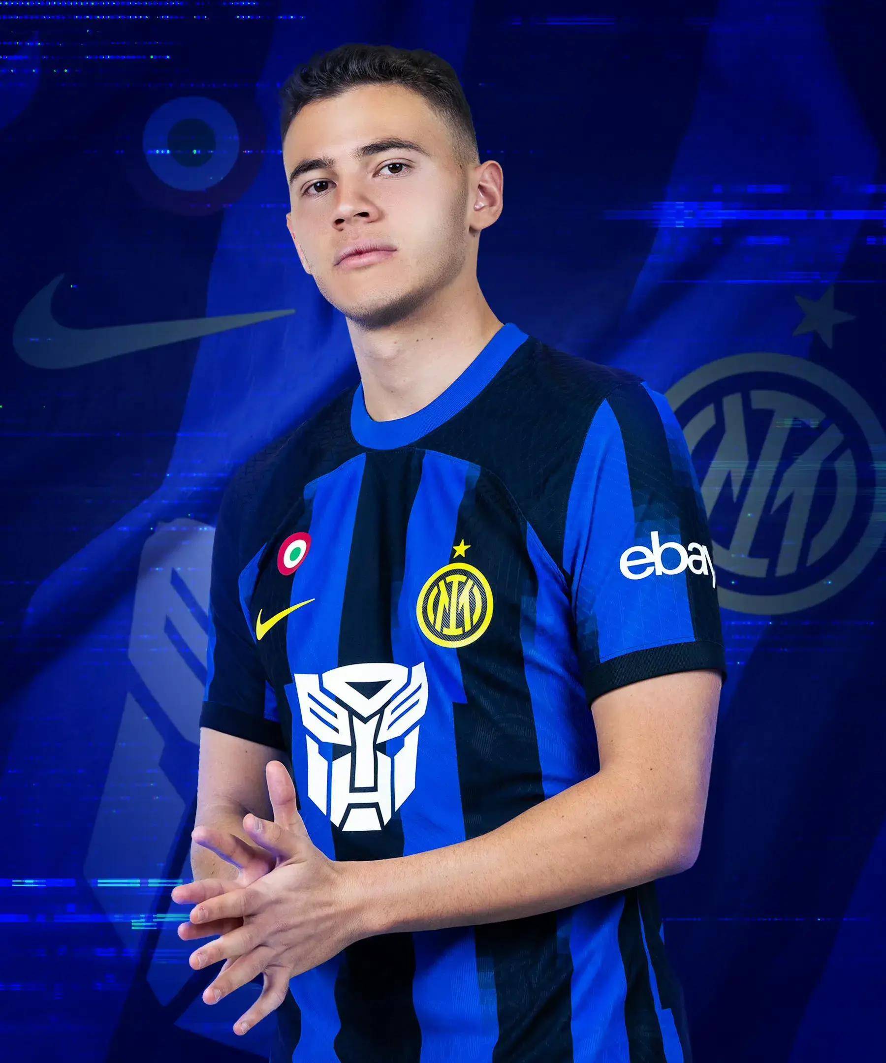 亚历山大与金·卡戴珊品牌续约3年，继续担任男性形象大使（亚历山大与金·卡戴珊旗下品牌续签三年，继续出任男士形象大使）