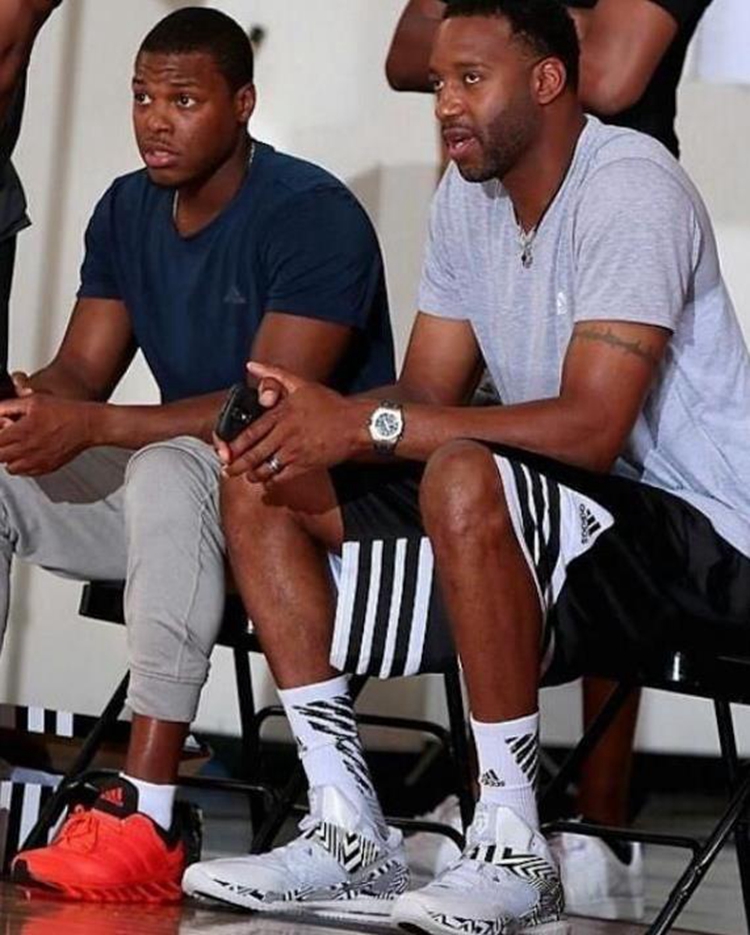 维拉主场31场不败！海外情报：维拉1-1曼联（外媒速递：维拉1-1曼联，主场不败延续至31场）